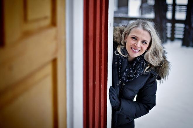 Seinäjoella käydessään Susanna Laine majailee lapsuudenkodissaan, vanhempiensa luona Alakylässä. Alakylän koulussa hän kävi neljä ensimmäistä luokkaa. Koulun pihalla Lainetta huvittaa. Lapsena isolta tuntunut kukkula on nyt vain pikku nyppylä. Kuva: Tomi Kosonen