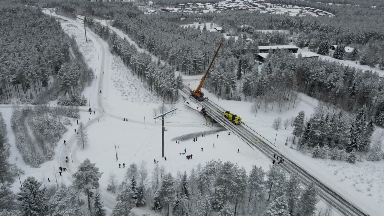 Suistunutta linja-autoa nostettiin nosturilla