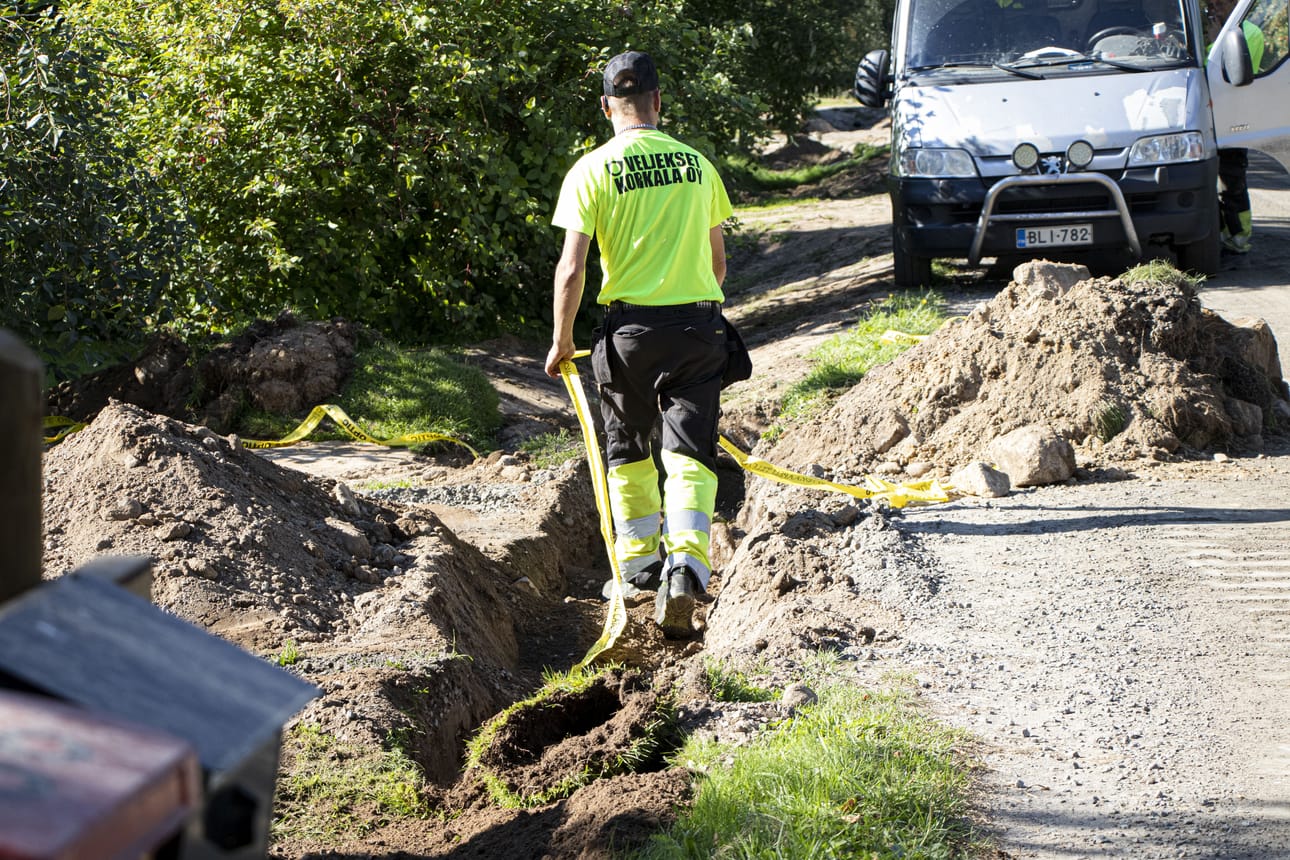 Vielä keltainen varoitusnauha kaapelin päälle.