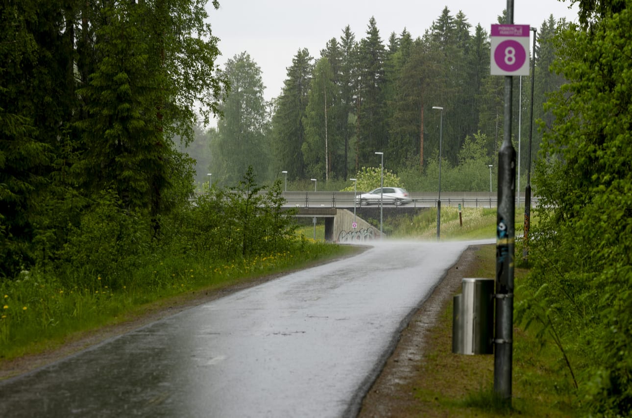 Poliisin mukaan puukotus tapahtui Knuutilankankaalla lähellä Kainuuntien ja Poikkimaantien risteystä pyörätiellä, mutta ei kerro tarkempaa tapahtumapaikkaa.