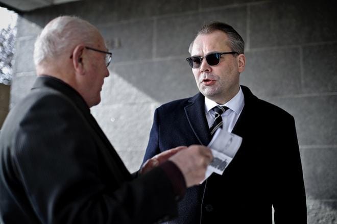 Puolustusministeri Jussi Niinistö kävi lauantaina Seinäjoen kaupungintalolla avaamassa Suomen itsenäisyyden alkuvuosia käsitelleen seminaarin Vapaussodasta tasavallaksi. Kauhajokelaisella Unto Tasangolla oli Niinistöltä kysyttävää tapahtuman alla. KUVAT: TOMI KOSONEN
