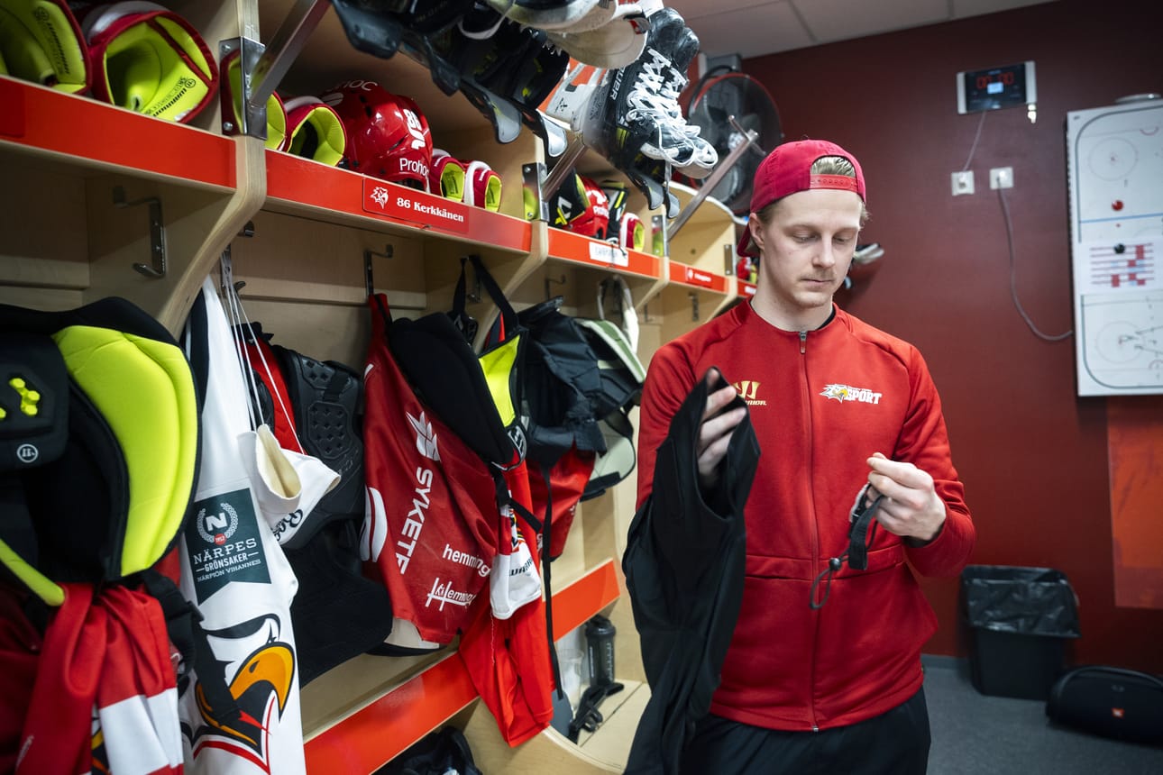 Ainakin tällä hetkellä Joel Kerkkäsen varusteet ovat Sportin pukukopissa.