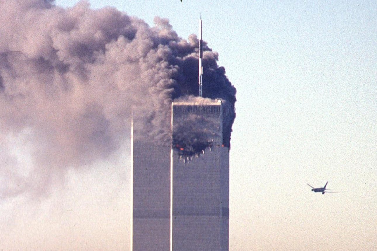 Syyskuun 11. päivän aamuna terroristit lensivät kaksi kaapattua matkustajakonetta New Yorkissa World Trade Centerin kaksoistorneja päin, minkä seurauksena kaupungin korkeimmat pilvenpiirtäjät romahtivat. LEHTIKUVA/AFP
