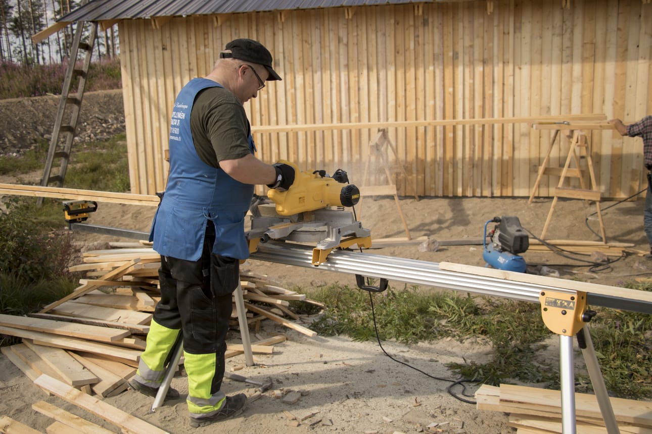 Pistooliradat toteutetaan yhteistyössä Vihannin reserviläisten kanssa. Vihannin reserviläisten puheenjohtaja Pasi Parkkila sahaamassa lautoja pistoolikatosta varten.