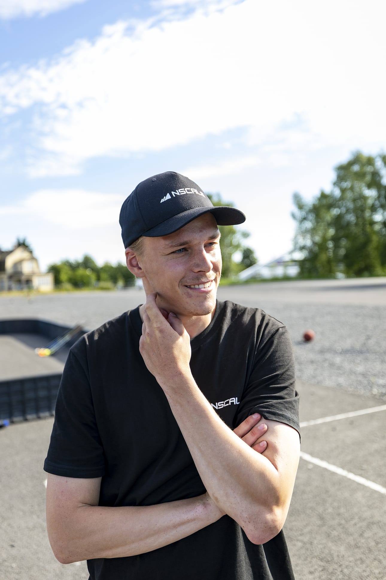 Miska Vilppolan työpäiviin kuuluu salibandykaukalon rakentamista ja purkamista, pelivälineiden lainaamista, ohjaamista sekä ihmisten kohtaamista. Hän on työskennellyt lasten ja nuorten kanssa aikaisemmin sijaisopettajana.