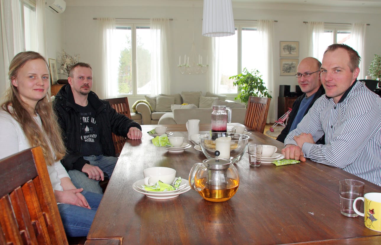 Matleena ja Juho Koskelo (edessä) sekä Kimmo Autio ja Pekka Kopola ovat yhtä mieltä siitä, että Lamun olisi kyläläisten kannalta parempi kuulua Pyhäntään kuin Siikalatvaan.