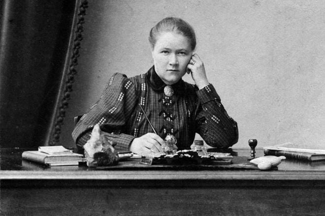 Vuonna 1876 syntynyt Hilja Pärssinen kirjoitti elämänsä aikana lukuisia lehtijuttuja, runoja ja muita julkaisuja. Hän oli papin tytär, josta tuli Suomen eturivin työläispoliitikko. Työläisnaisten sankariksi hän ei kuitenkaan kelvannut. SIihen hän oli liian sivistynyt ja radikaali. KUVA: TYÖVÄEN ARKISTO