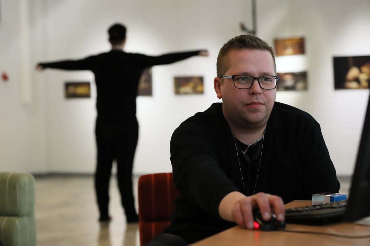 Jussi Kotkan takana Kasperi Kittilä havainnollistaa T-asentoa, josta liikkeentunnistus aloitetaan. Hänen ympärillään olevat kamerat ottavat 120 kuvaa sekunnissa.