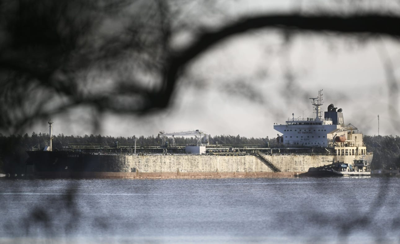 Huoltoalus M/S Hessu vie Eagle S -alukselle ruokaa kaikkiaan kolme lavallista. LEHTIKUVA / VESA MOILANEN
