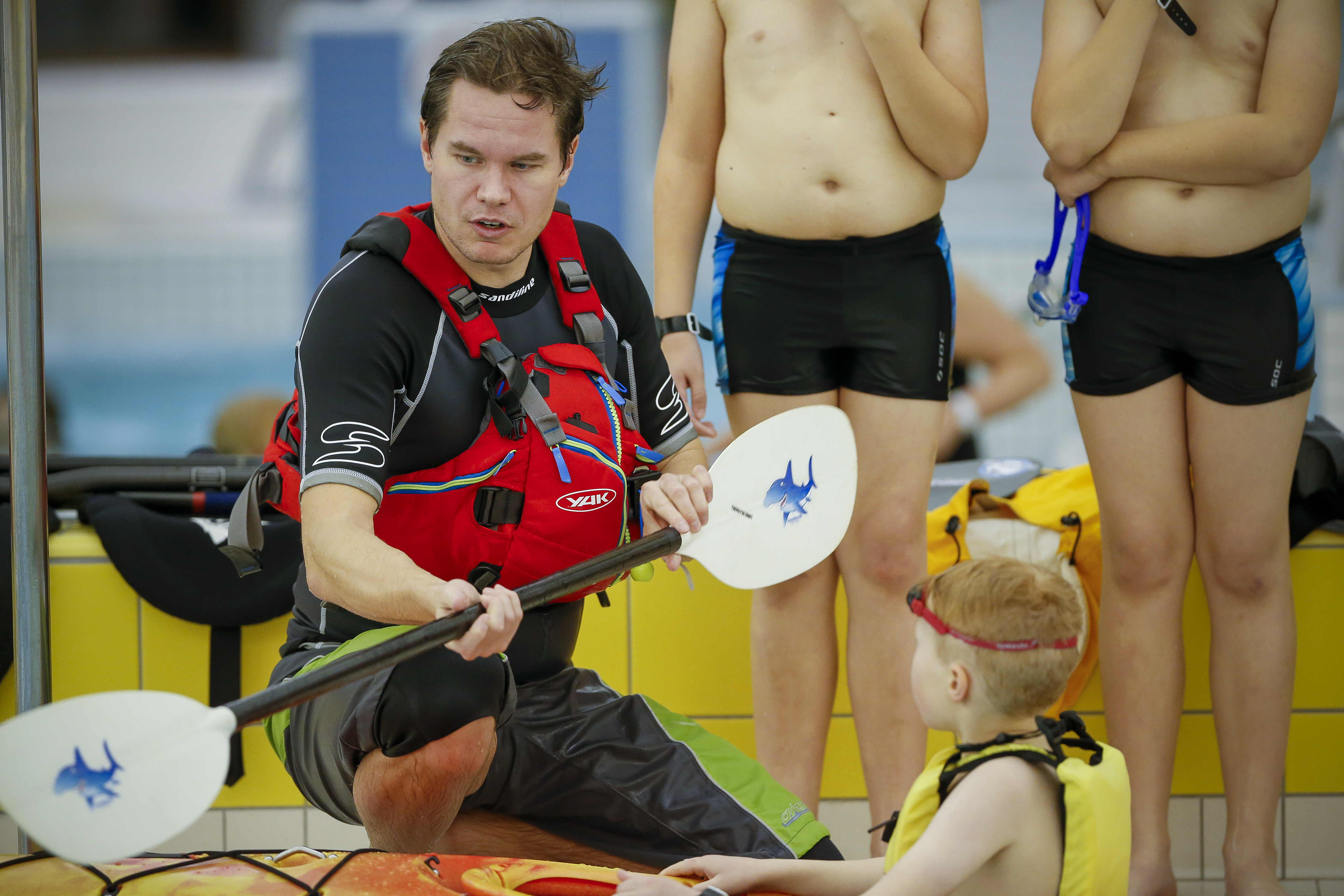 Jarkko Salmela antoi nuorille vinkkejä melomiseen.