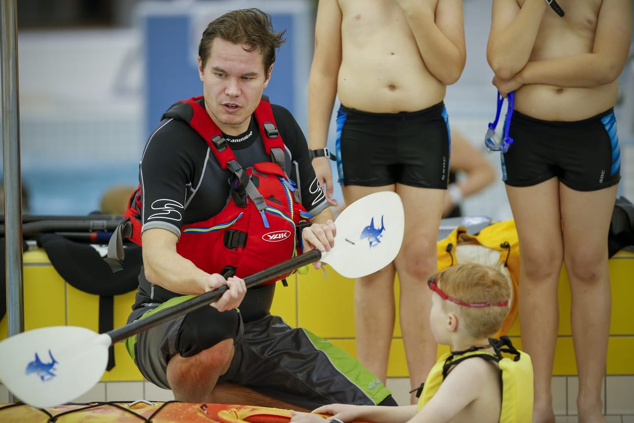Jarkko Salmela antoi nuorille vinkkejä melomiseen.