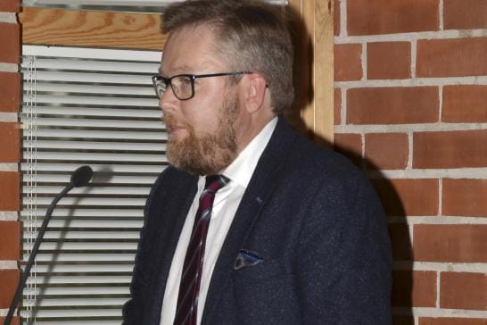 Alajärven kaupunginvaltuusto kokoontui maanantai-iltana pitkästä aikaa valtuustosalissa kaupungintalolla. Antti Joensuu (kesk.) jatkaa valtuuston puheenjohtajana. KUVA: MARKKU TURPELA