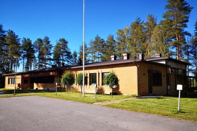 Evijärven seurakuntatalo puretaan ja osa sen irtaimistosta huutokaupataan. Seurakunta toteaa mainoksessaan, että myytävä irtaimisto soveltuu vapaa-ajan asuntoihin, kesämökeille ja ulkokäyttöön. KUVA: EVIJÄRVEN SEURAKUNTA
