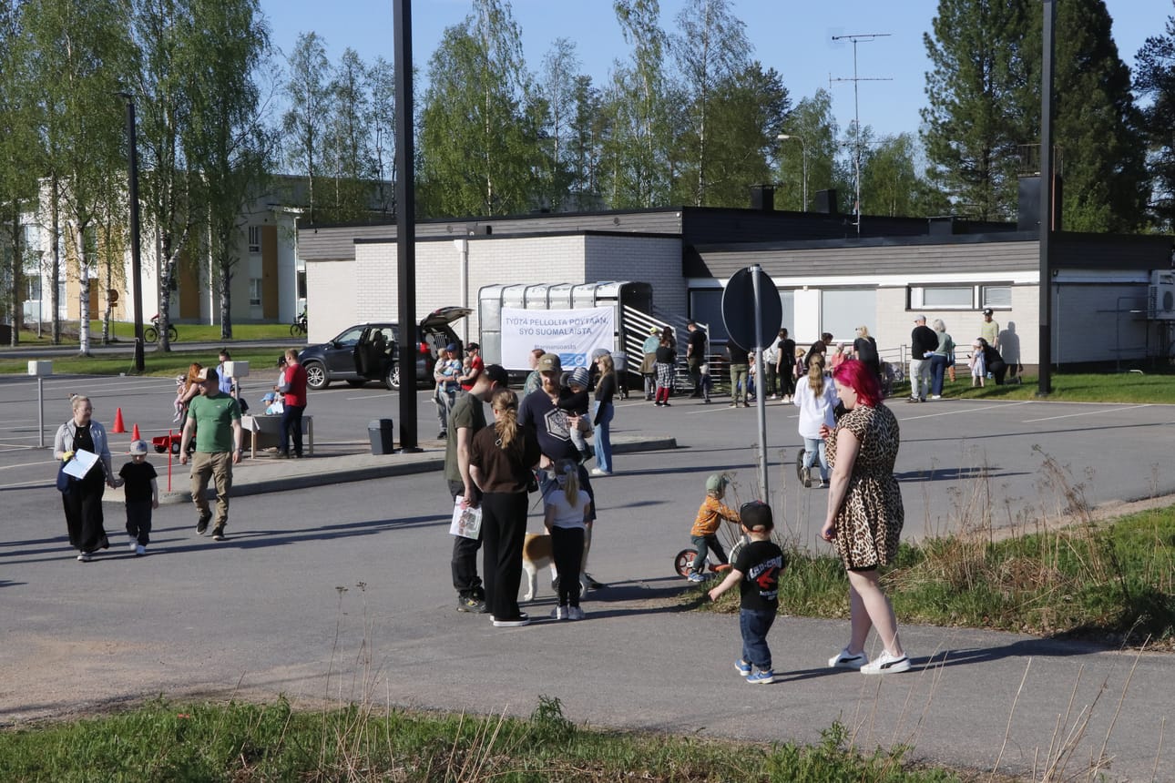 Pudasjärven päiväkotilaisille suunnattu kevättapahtuma sai lapsiperheet liikkeelle.