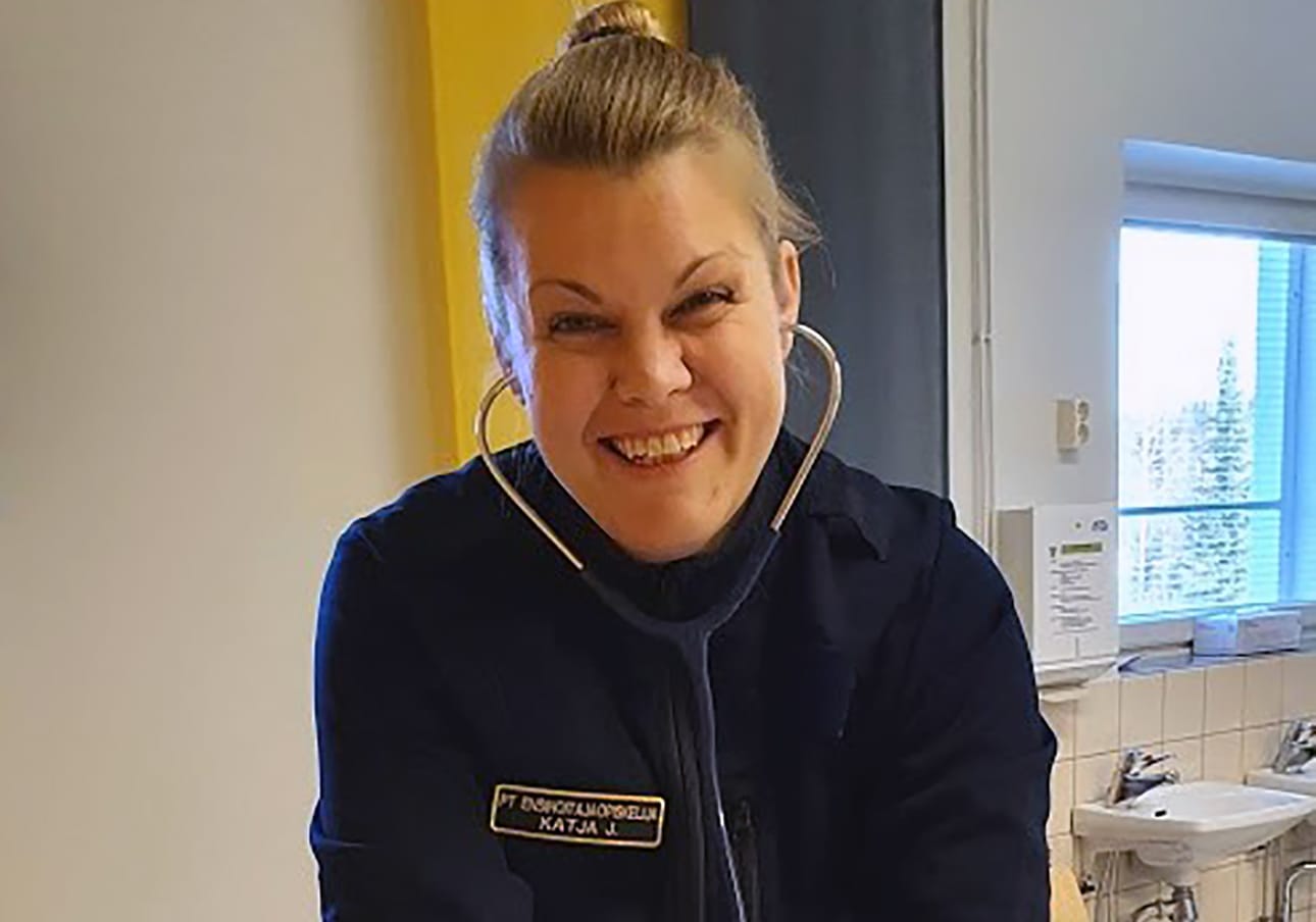 Katja Jaatinen valmistui perustason ensihoitajaksi ensimmäisenä Jedussa.