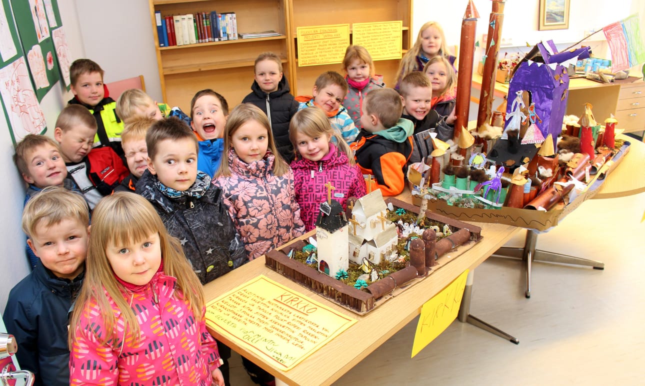 Pulkkilan esikoululaiset toteuttivat Vanha aika-teemalla projektityön, jonka tiimoilta syntyi 20 oppilaan voimin kirkko, linna ja muistomerkki.