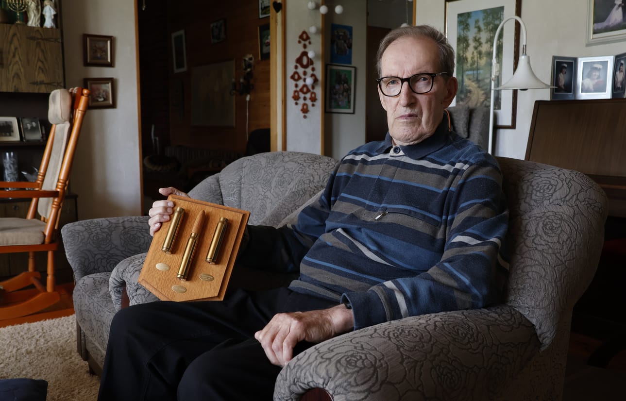 Jaakko Talkkari työskenteli patruunatehtaalla 28 vuotta. Perhe asui Lapualla vuodesta 1974 vuoteen 1980, jolloin se muutti takaisin Ylihärmään. Eläkkeelle jäädessään Talkkari sai työtovereiltaan lahjaksi hylsyistä sommitellun taulun, joka muistuttaa työurasta kodin seinällä.