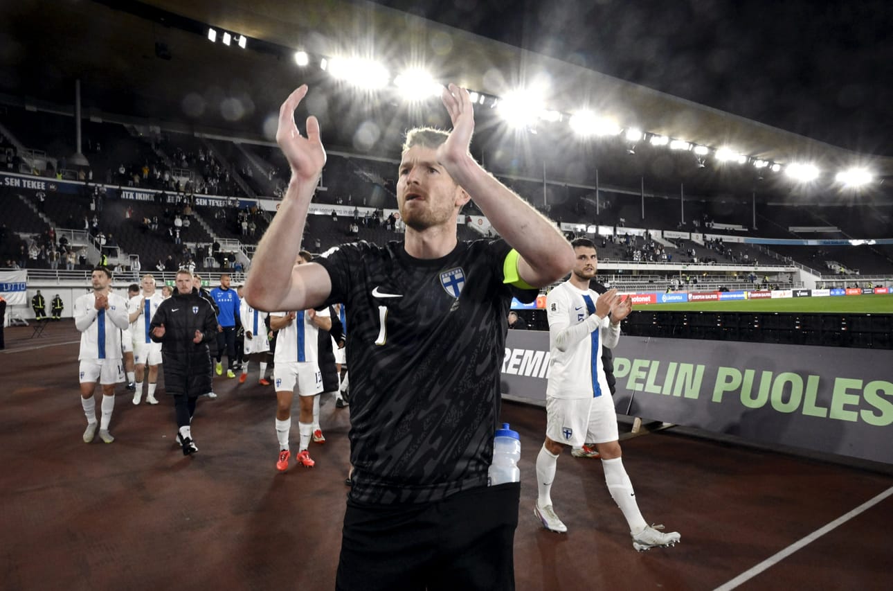 Suomen miesten jalkapallomaajoukkueen kapteenin Lukas Hradeckyn mukaan Puola-ottelun jälkeen ei järjestetty isompia voitonjuhlia. LEHTIKUVA / Markku Ulander