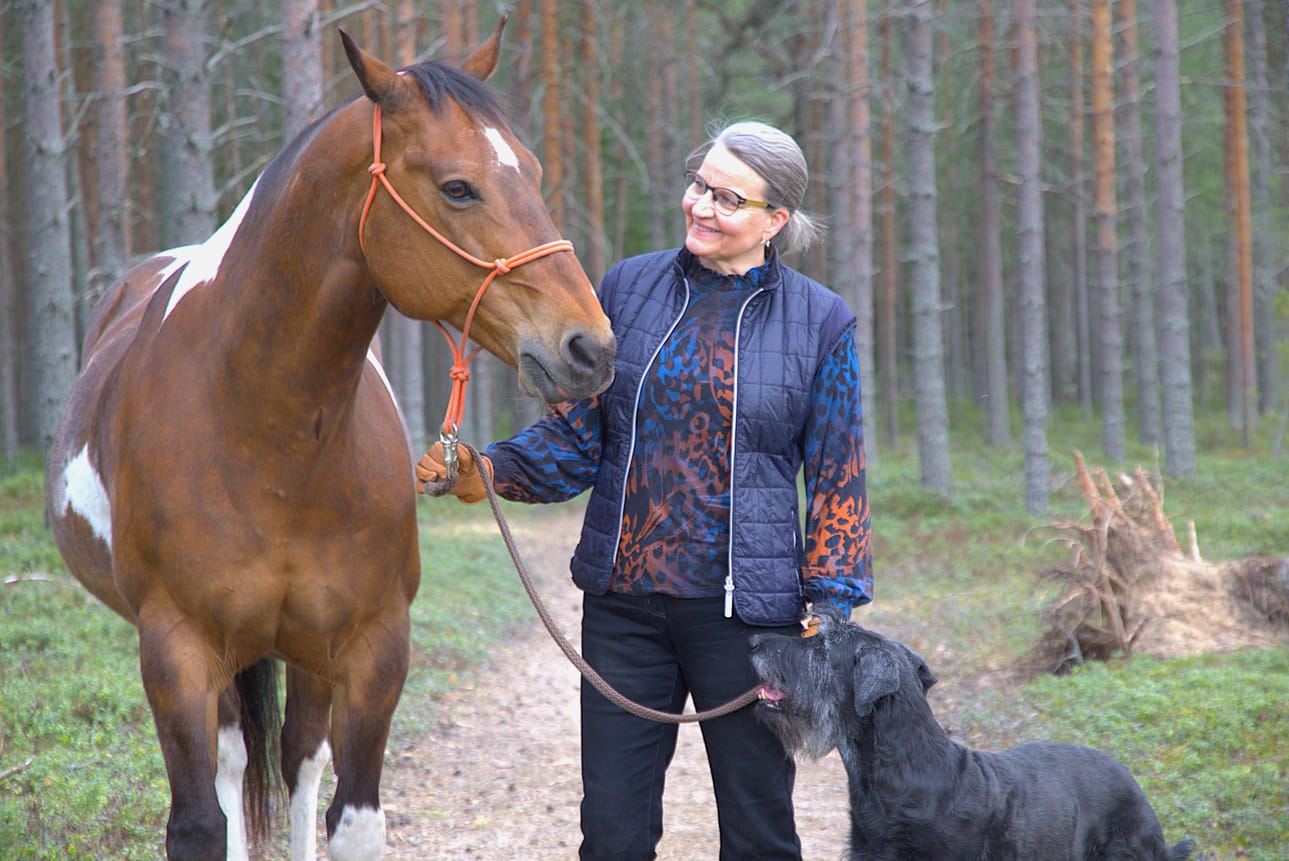 Vuoden eläinlääkäri Leena Tuuri on hevos- ja koiraihminen.