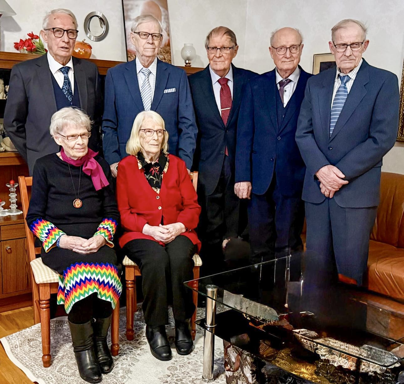 Sisarukset. Ylhäältä vasemmalta lähtien: Olavi Kostiander, 90, kaksoset Onni Kostiander, 88, ja Oiva Kostiander, 88, Veli Kostiander, 86, Veikko Kostiander, 84. Alhaalla vasemmalta: Anja Lamsijärvi os. Kostiander, 93, Elsa Krunniniva os. Kostiander, 95. Kuvasta puuttuu sisar Anneli Heikka, 79.