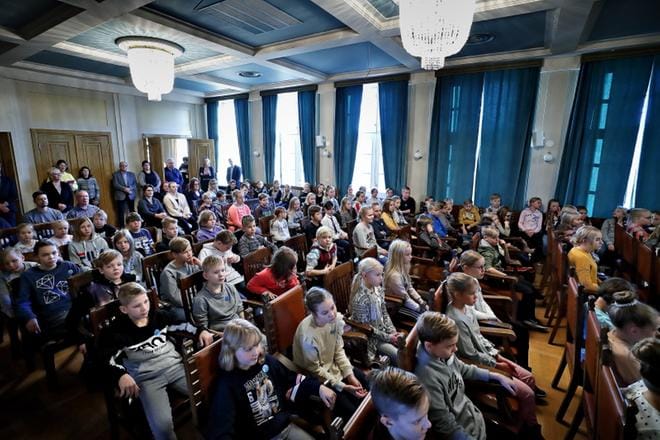 Valtuustosaliin saapui 96 alakouluikäistä vaikuttajaa. Myös kaupunginhallituksen jäsenet tulivat paikalle seuraamaan keskustelua. KUVAT: TOMI KOSONEN