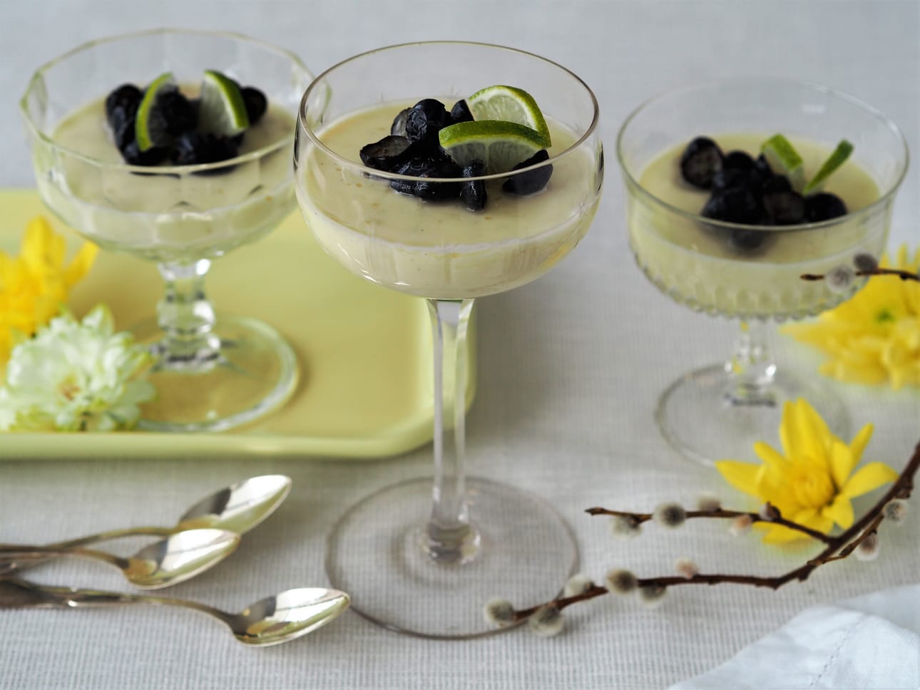 Helppotekoinen, ilman liivatteita hyytyvä jälkiruoka-posset maistuu silkinpehmeältä.