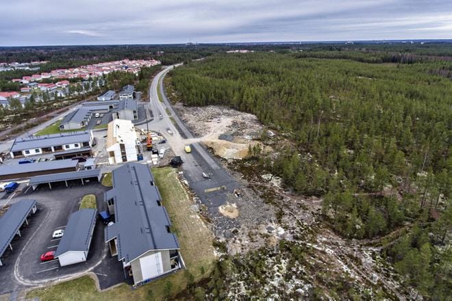Ruukintien eteläpäästä kuvatussa näkymässä Kärjen uusin alue erottuu vasemmalla ja Pajuluoman tuleva laajennusalue Ruukintien oikealla puolella. Suunnittelualue on vielä rakentamatonta metsää, ja se rajoittuu itäpuoleltaan Pajuluoman uomaan. Alueen kaavoituksessa on varauduttu siihen, että Vapaudentien jatke voidaan toteuttaa, jos kaupunginvaltuusto joskus niin päättää.KUVA: KARI LÖFHJELM