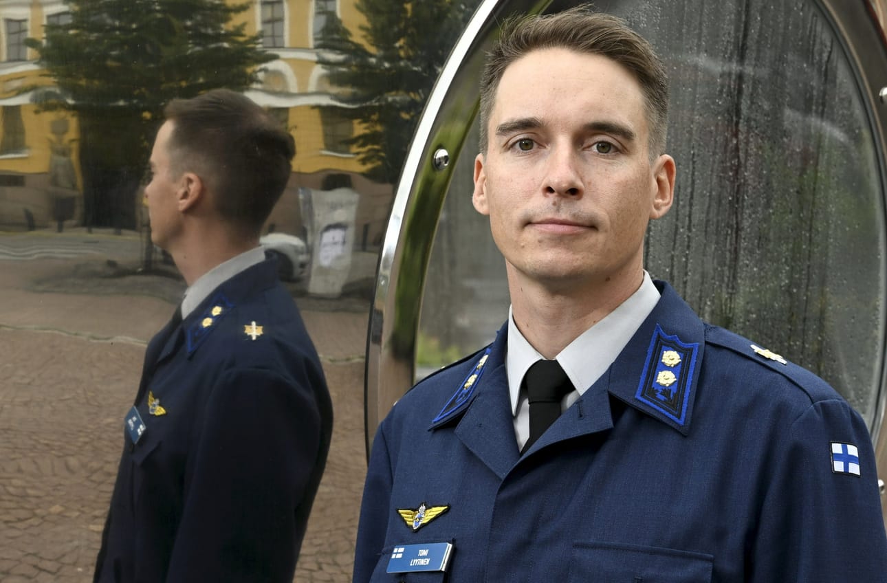 Ilmasotaopin pääopettaja Tomi Lyytisen mukaan Ukraina tarvitsisi ensi hätiin minimissään viidestäkymmenestä sataan F-16-hävittäjää tai vastaavaa, pidemmällä aikavälillä toistasataa. Nyrkkisääntönä on, että jokaista hävittäjää kohden tarvitaan kaksi pilottia ja useita mekaanikkoja. LEHTIKUVA / Heikki Saukkomaa