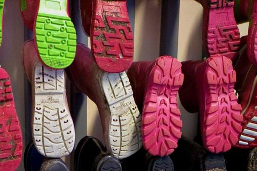 Pienten lasten kotihoidontuesta luopuminen lisäisi päivähoitopaikkojen tarvetta ja kävisi kalliiksi kuntien kukkarolle. Se myös kasvattaisi alalla jo vaivaavaa pulaa työntekijöistä. ARKISTOKUVA: HEIKKI HAKANEN