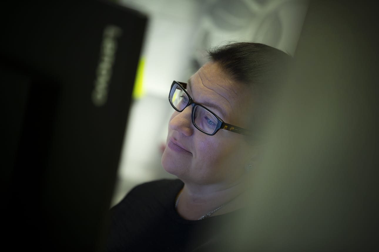 Päätoimittaja Nina Tuomikoski nakittaa kaikille toimittajille juttutilat.