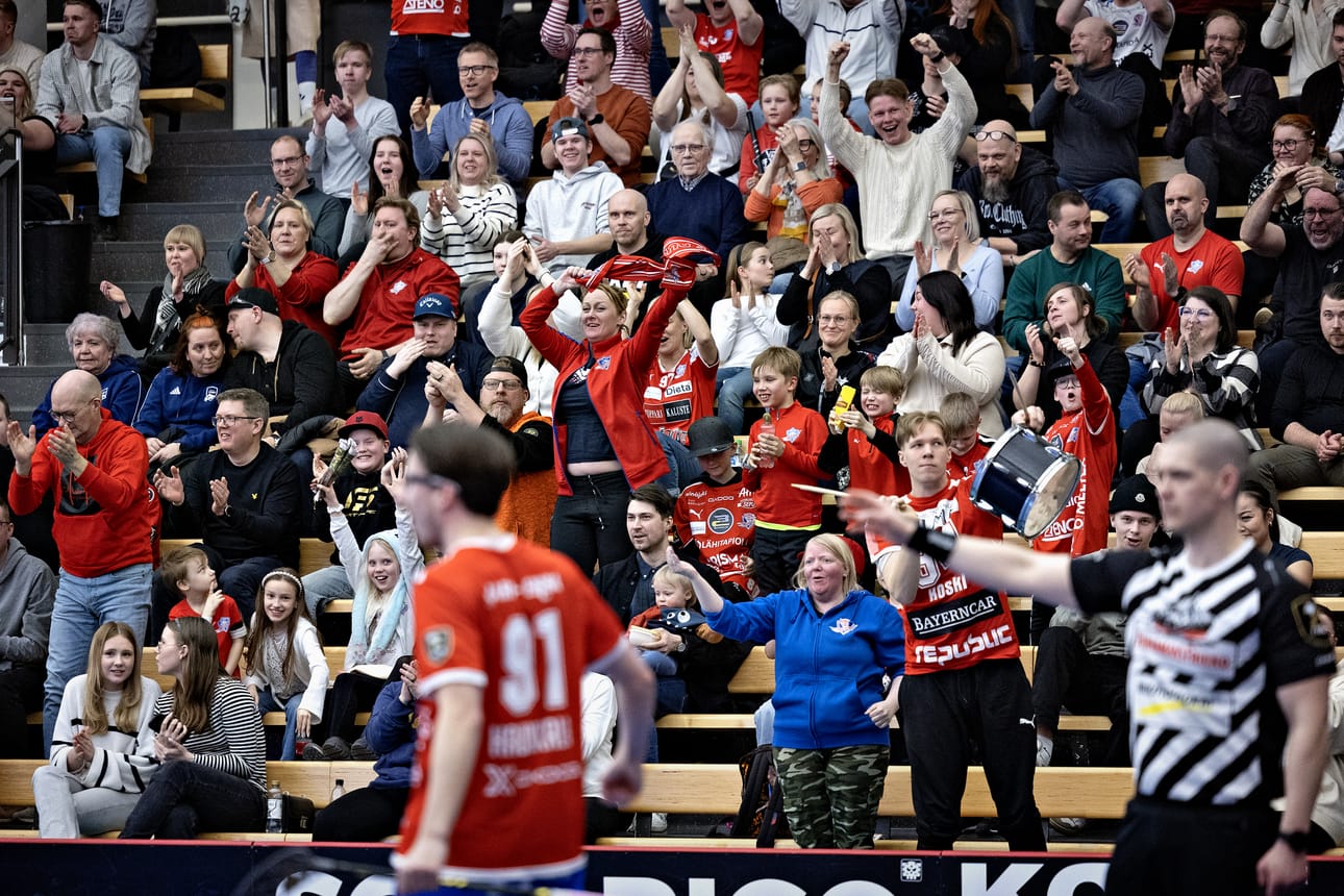 Seinäjokelaisyleisöllä oli aihetta iloon, kun Konsta Haukkala teki 3–0-maalin. Muutama minuutti myöhemmin peli oli 3–3, mutta SPV marssi lopulta voittoon.