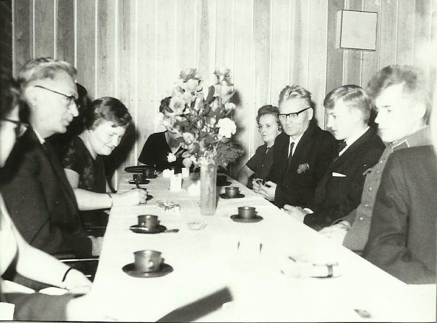 4. Koillissanomain 15-vuotisjuhlassa 1965 Rukalla (vasemmalta): toim.siht. Kaarina Kuusela, johtok. pj. Pekka Tirkkonen, kontt.pääll. Elvi Rasinkangas, postittaja Partanen, siivooja Leinonen, päätoim. Reino Rinne, painajaopp. Erkki Hööpakka ja latoja (varusmies) Mauri Karsikko.