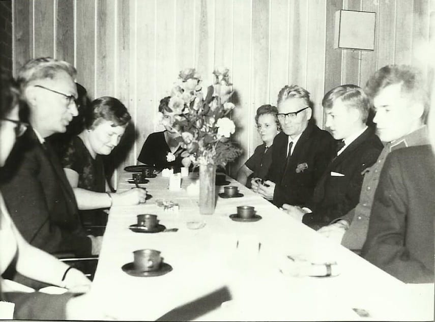 4. Koillissanomain 15-vuotisjuhlassa 1965 Rukalla (vasemmalta): toim.siht. Kaarina Kuusela, johtok. pj. Pekka Tirkkonen, kontt.pääll. Elvi Rasinkangas, postittaja Partanen, siivooja Leinonen, päätoim. Reino Rinne, painajaopp. Erkki Hööpakka ja latoja (varusmies) Mauri Karsikko.