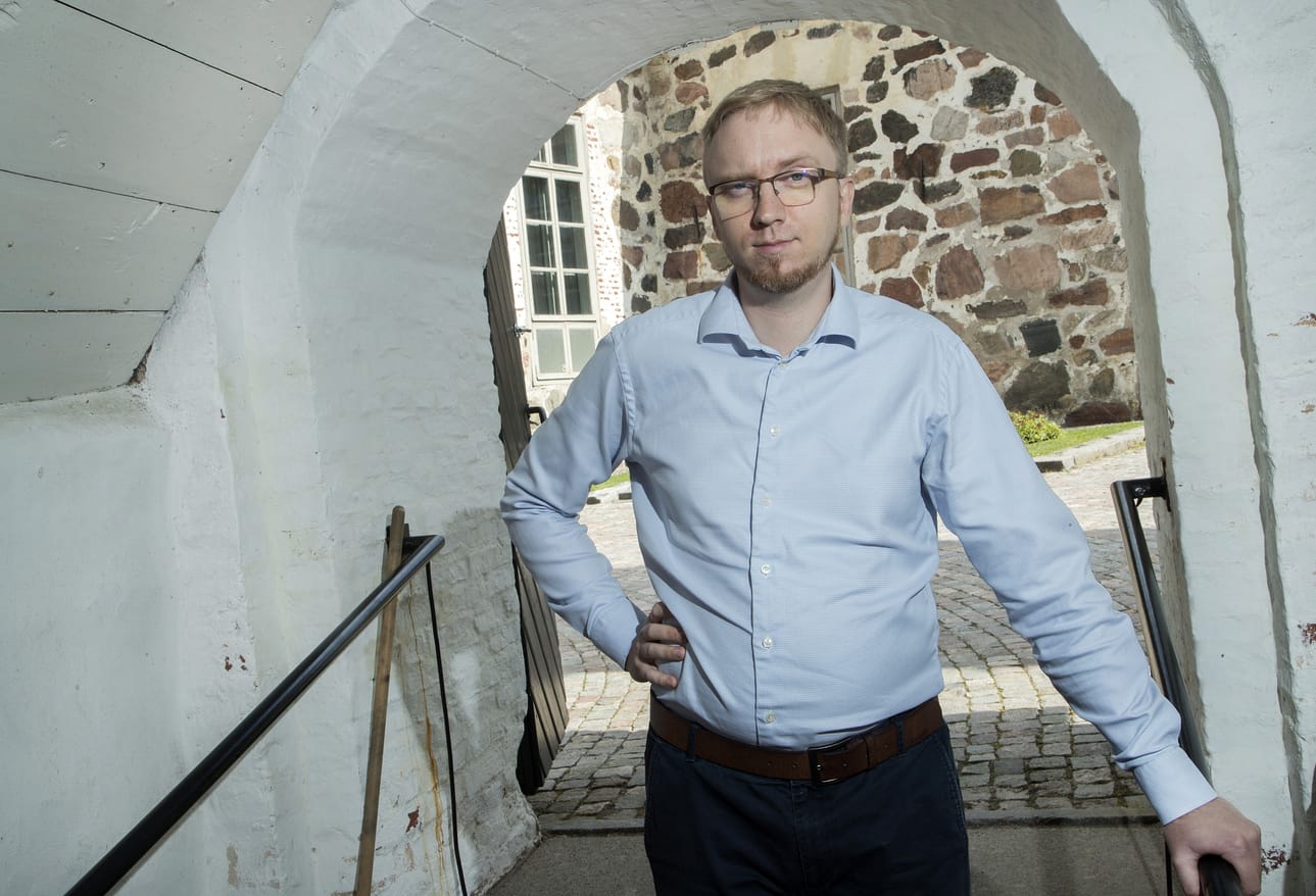 Sinisistä eroava Simon Elo aikoo keskittyä kuntapolitiikkaan ja opiskeluun. Hän jatkaa sinisten valtuustoryhmässä sitoutumattomana.