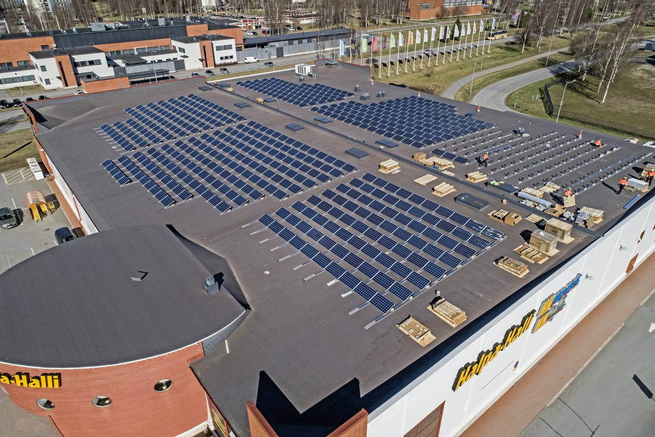 Solarigo Oy asentaa Raahen Halpa-Hallin katolle yhteensä 672 aurinkopaneelia, joilla voidaan tuottaa 152 000 kilowattituntia sähköä vuodessa.
