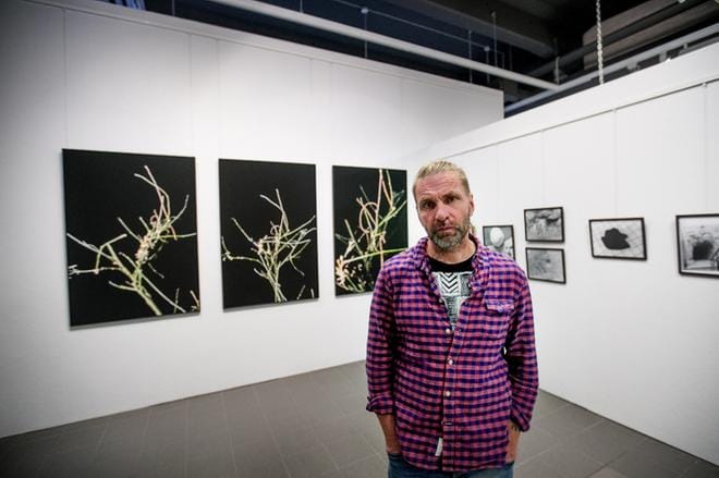 Valokuvakeskukset miettivät nyt olemassaolonsa perusteita, sillä niiden rahoitus on muuttumassa. Pohjanmaan valokuvakeskuksen puheenjohtaja Jari Eklundin mielestä Povan on oltava jatkossa aiempaa kansainvälisempi, mutta huolehdittava myös siitä, että pienimpienkin kylien asukkailla on ”samat jättiscreenit” kuin isoissa kaupungeissa. Taustalla Povan uusi, nykyaikaista islantilaista luontokuvaa esittelevä näyttely. KUVA: JAAKKO ELENIUS