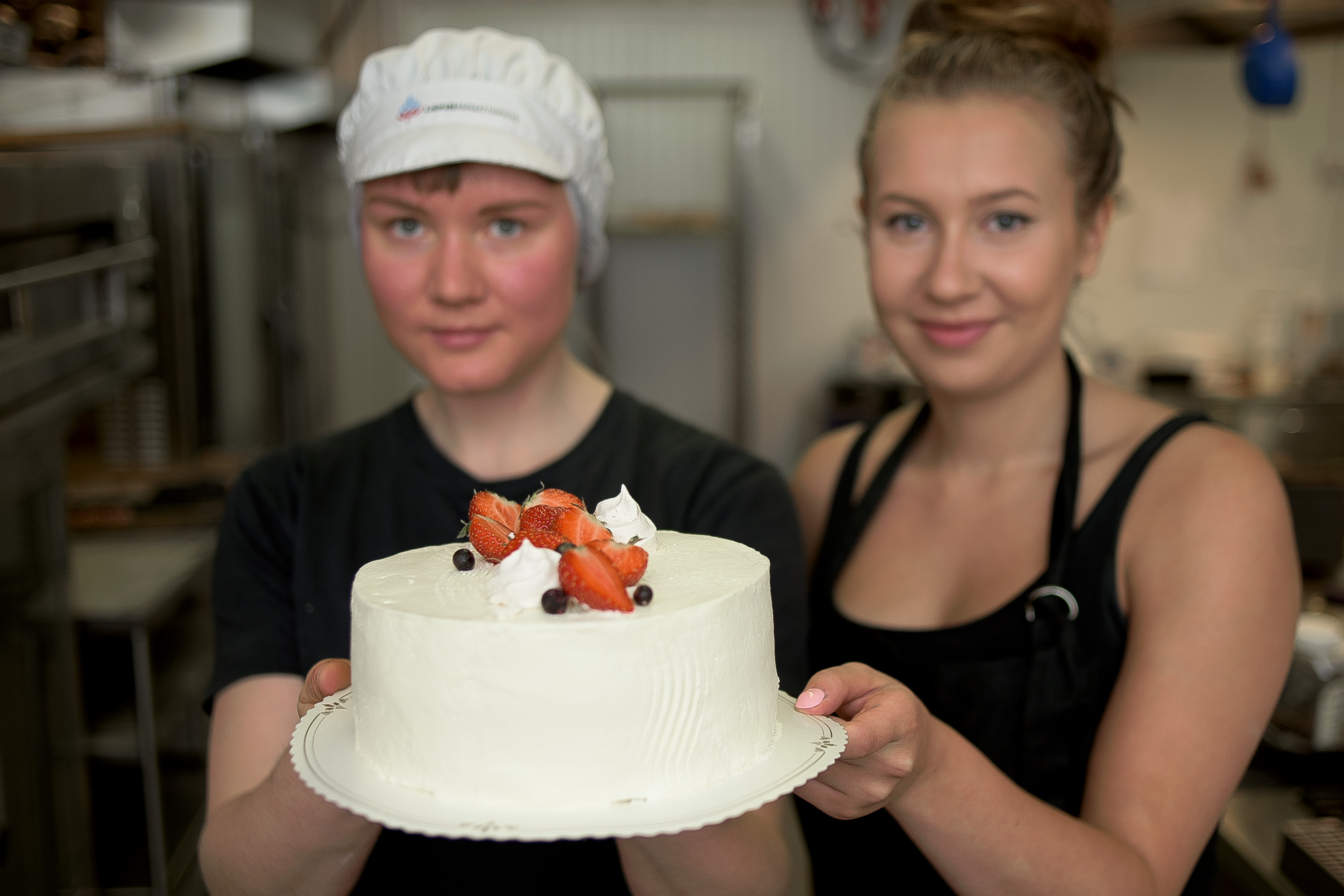 Kakun koristelussa rajana on vain mielikuvitus. Juulia Timlin (vas.) ja Moona Mankinen koristelivat oman kakkunsa marjoilla ja marengeilla.