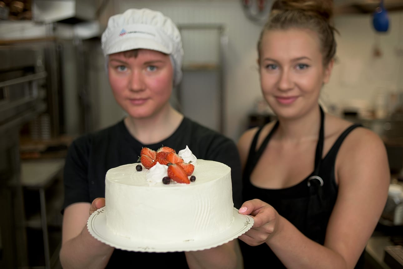 Kakun koristelussa rajana on vain mielikuvitus. Juulia Timlin (vas.) ja Moona Mankinen koristelivat oman kakkunsa marjoilla ja marengeilla.