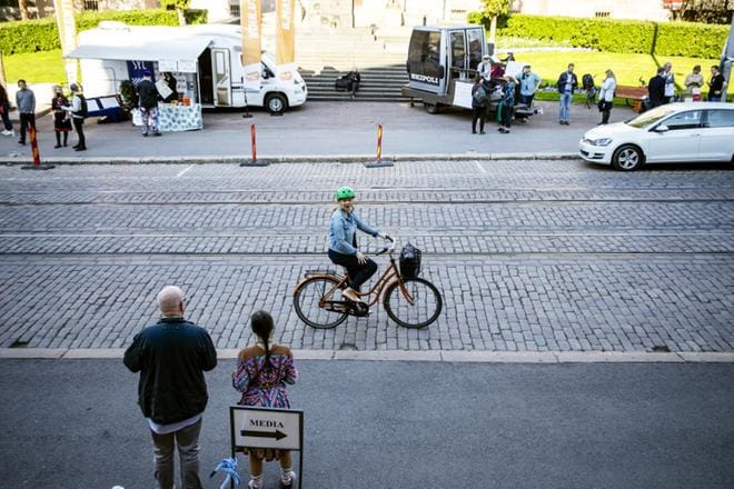 Keskustan varapuheenjohtaja Katri Kulmuni saapui keskiviikkona hallitusneuvotteluihin polkupyörällä. KUVA: Joel Maisalmi
