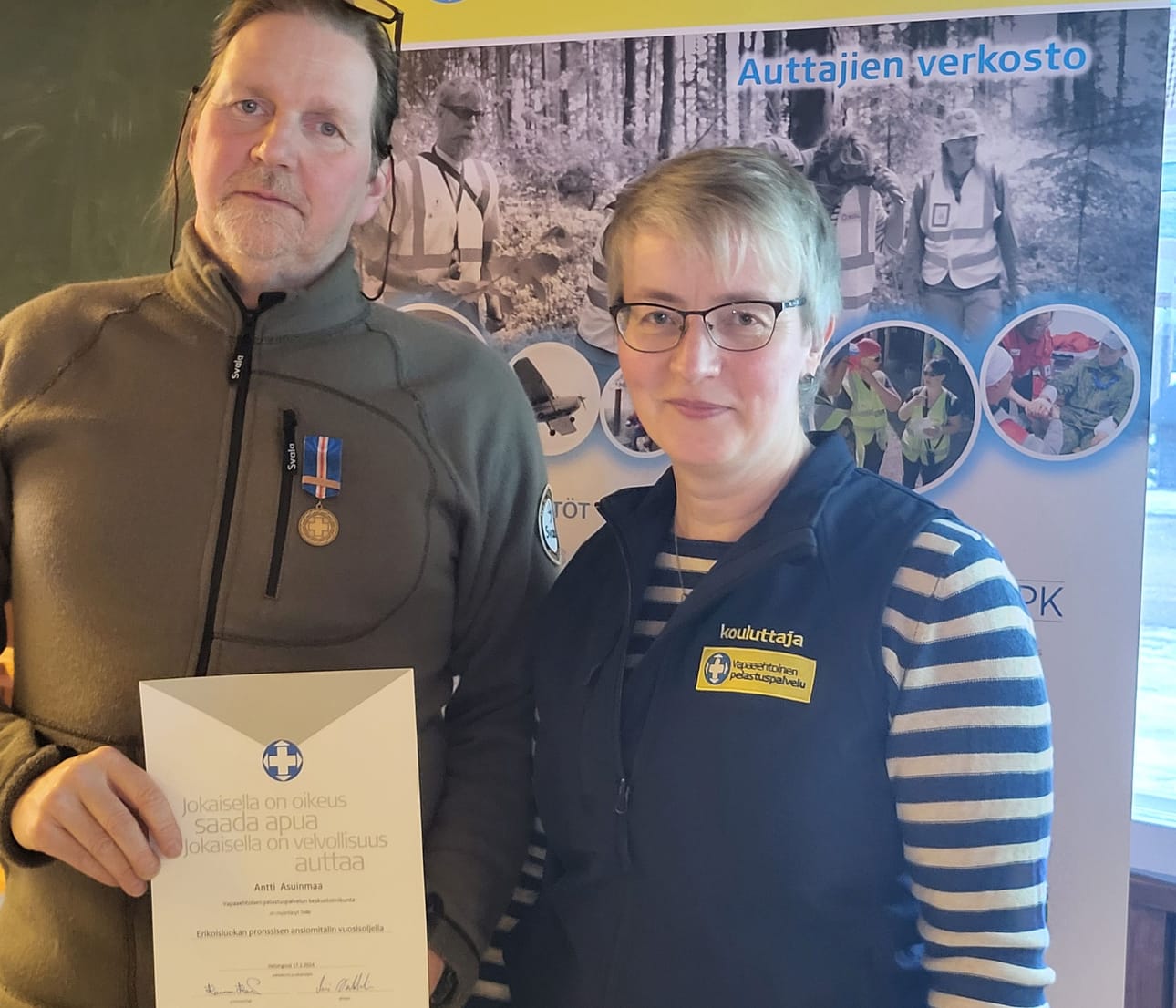 Suvi Linjamäki luovutti Antti Asuinmaalle Vapepan erikoisluokan pronssisen ansiomerkin.