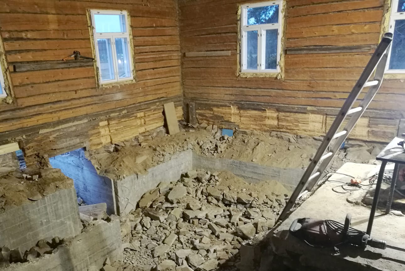 Pirtin alle rakennetun kellarin purkaminen oli mittava ja pölyinen urakka.
