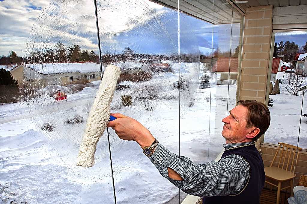 Reijo Hernesniemi huomauttaa, että jos pesuvesi vaahtoaa liikaa, se ei enää kastele ja pese ikkunaa. Hänestä ikkunat olisi hyvä pestä kahdesti vuodessa.