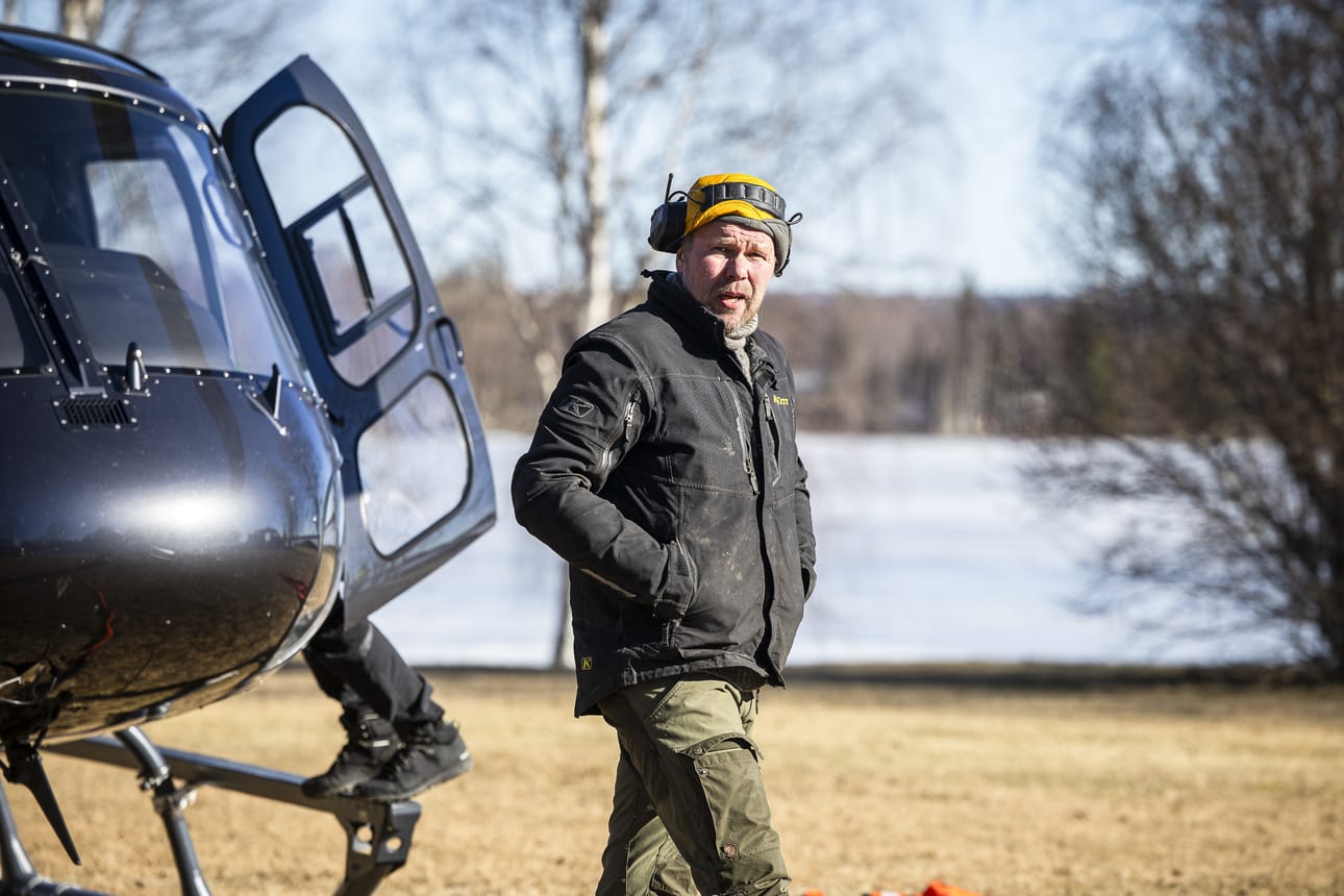 Ossi Lukkarila lentää työkseen helikopteria. Hän sai tehtäväkseen nostaa jäihin uponneen pienkoneen maalle.
