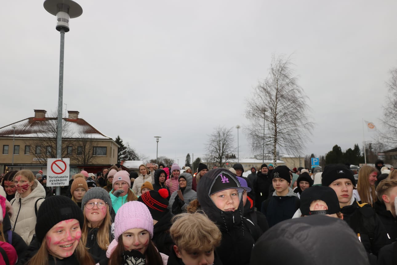 Abien merkkaamia alempien luokkien oppilaita.