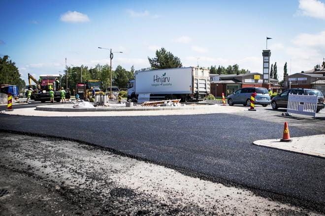 Sepänkylän liikenneympyrän asvaltointi pysäytti perjantaina liikennettä ajoittain jonoiksi asti. Ympyrän keskiön viimeistely jää syksyyn. KUVAT: OUTI NEUVONEN
