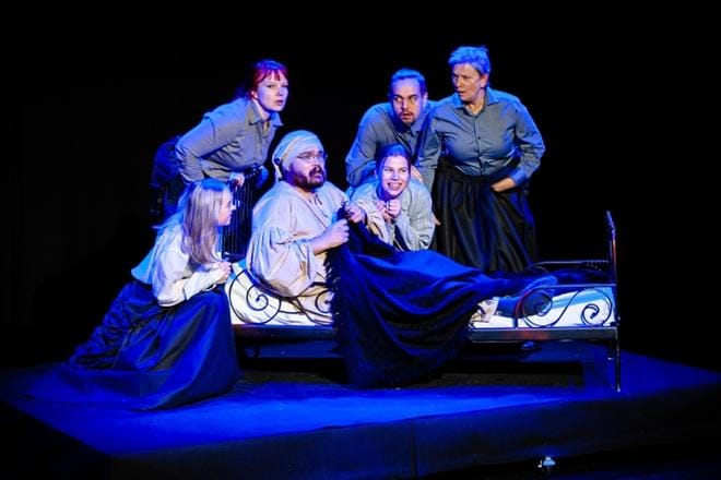 Saituri Ebenezer Scrooze (Jussi Muilu) seikkailee jouluyönä unissaan. Ympärillä vaeltavat hahmot vasemmalta Amanda Saarenpää, Arja Tikkanen, Jeremias Riutta, Veli-Matti Assila ja Ruut Lehto. Teatteri Lapuan tulkintaa klassikosta esitetään vielä tulevan viikonvaihteen ajan. Kuva: Veera Hyppänen