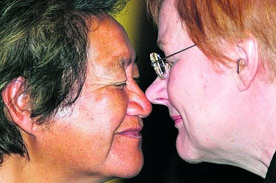 Presidentti Tarja Halonen tutustui maoreiden perinteisiin tervehtimistapoihin.