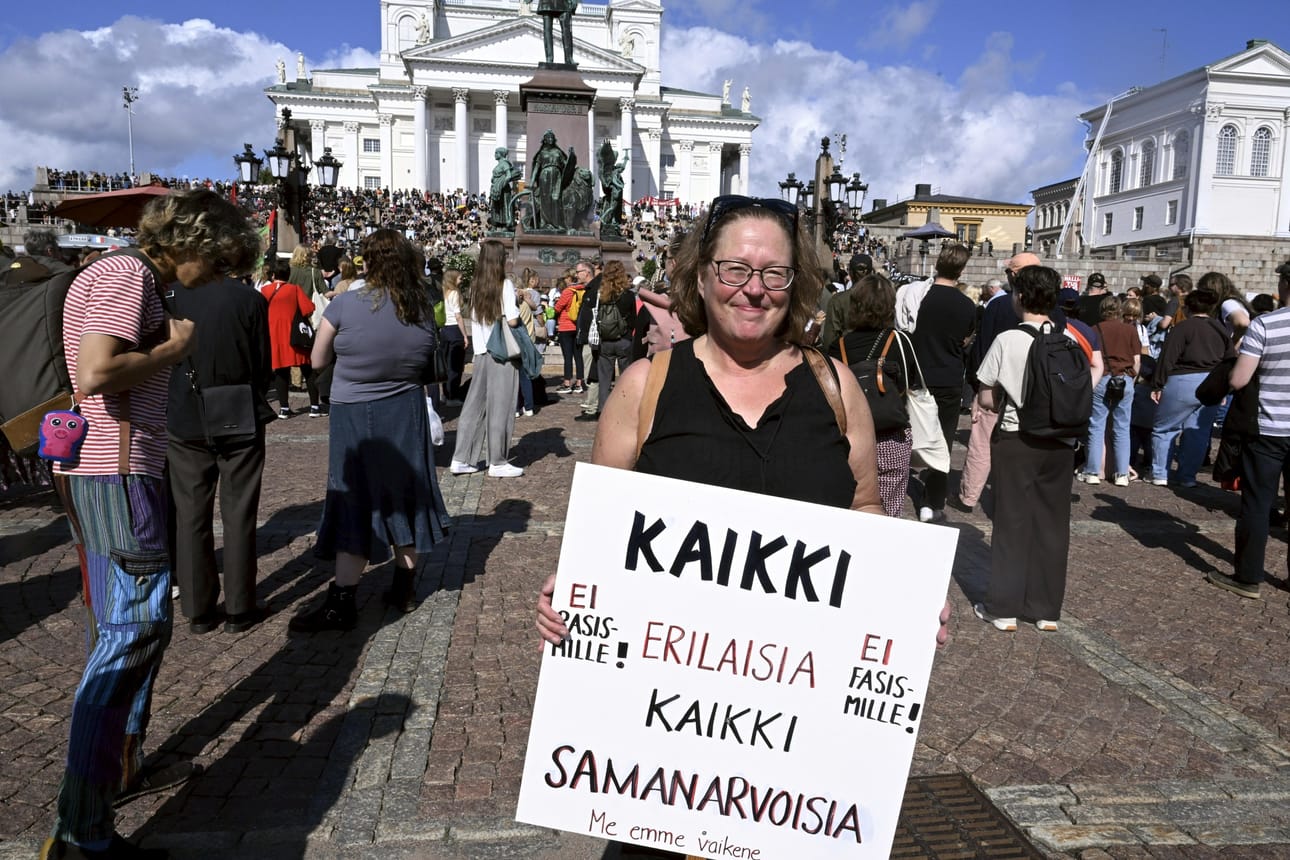 Eija Virkki kertoi olevansa mielenosoituksessa tuomassa julki, että hän on antirasismin puolella. LEHTIKUVA / Jussi Nukari