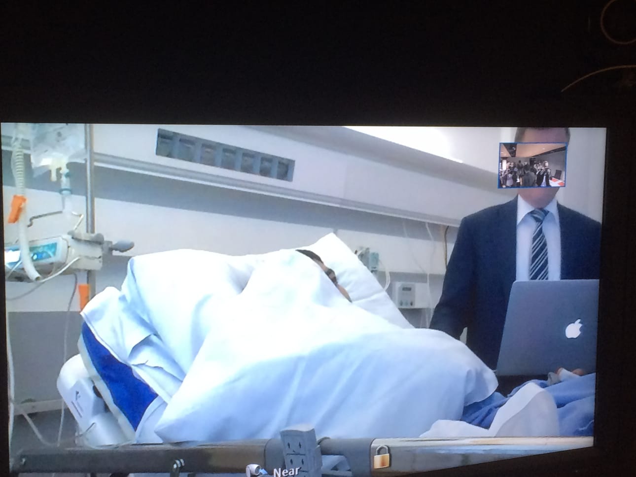 Pääepäiltyä Abderrahman Mechkahia kuultiin tiistaina Varsinais-Suomen käräjäoikeudessa videoyhteydellä. Kuvassa oikealla on Mechkahin asianajaja Kaarle Gummerus.