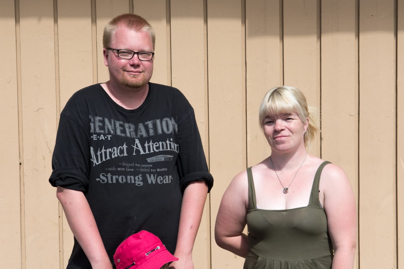 Tomi Ronkainen ja Pia Vanhala –Tero Micklin. K-marketin yrittäjä jaksaa aina hymyillä ja olla ystävällinen. Vaikka hänellä olisi kiire, hän jää rupattelemaan.